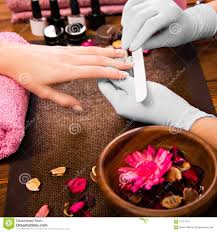Dans le cas où le pokémon est échangé, le spécialiste refuse de le renommer. Soin D Ongle De Doigt De Plan Rapproche Par Le Specialiste En Manucure Dans Le Salon De Beaute Image Stock Image Du Soin Manucure 67751417