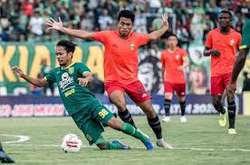Pesepak bola timnas indonesia irfan jaya (kiri) berusaha melewati pesepak bola timnas malaysia muhammad syami (kanan) dalam pertandingan . Confess Persebaya Midfielder Sad Left By Irfan Jaya To Pss Sleman Archynewsy