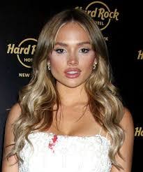 Natalie Lind's Instagram, Twitter & Facebook