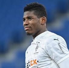 Nach der aufregung um seinen nächtlichen ausflug und dem vorwurf an einer illegalen party teilgenommen zu haben, spielt breel embolo wieder für gladbach. Gladbach Bvb Das Stinkt Gewaltig Dortmund Tief In Der Krise Welt