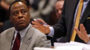 Fiscal culpa a médico de Jackson de haber tardado en llamar a emergencias