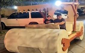 ¡Torreón superando la IA! Captan legendario auto de 'Los Picapiedras' en las calles | VIDEO