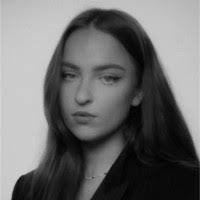 Lucinda Sloan's Instagram, Twitter & Facebook