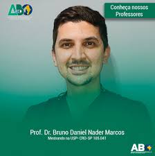 Graduado em Odontologia pela Universidade de São Paulo (USP), o Dr. Bruno  Daniel Nader Marcos é especialista em Cirurgia Bucomaxilofacial e Prótese  Dentária. Atualmente, é mestrando na USP e atua como professor