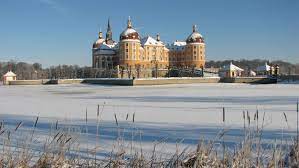 Bereits seit 2009 findet hier im schloss jedes jahr eine ausstellung statt, die die. Die Welt Der Drehorte Drei Haselnusse Fur Aschenbrodel