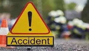 Road Accident in unnao 4 died one injured after safari car collide with  container lucknow agra expressway pcup | लखनऊ आगरा एक्सप्रेस-वे पर बड़ा  सड़क हादसा, कंटेनर और कार की आमने-सामने की