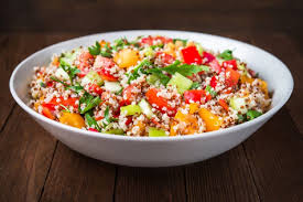 Cette Salade Asiatique Au Quinoa Est Delicieuse A Essayer In 2020 Salad Recipes Salad Healthy Filling Snacks