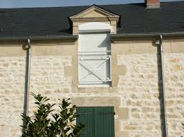 La reponce est simple pour concerver l aspect arrondi de votre fenetre vos volet roulant doivent etre encastre ou plus exatement integre au dormant de vos fenetres si vous cocerver vos fenetres il faut qui soit interieur en applique ca sera plutot des stores Volets Roulants Stores A Nevers Dans La Nievre Lagoutte Concept Habitat