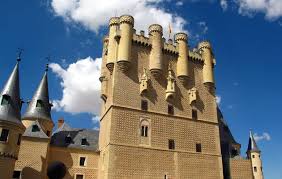El alcázar de segovia es, junto al acueducto romano, la catedral gótica y la veintena de iglesias románicas, uno de los emblemas monumentales y turísticos de segovia. Alcazar De Segovia Historia Visitas Y Horarios