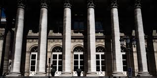 The ecole de la bourse has a rich and comprehensive training catalogue that covers most topics in capital markets finance. Coronavirus La Bourse De Paris S Ecroule A L Ouverture