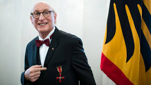His perhaps most famous trademark are the 'ottifanten' ('ottiphants'. Otto Waalkes Privat So Lebt Der Beruhmteste Ostfriese Heute News De