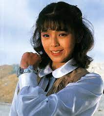 主人公であるシャイダー沢村大のパートナーの女宇宙刑事 不思議界フーマによって滅ぼされたマウント星の出身であり銀河連邦警察の訓練生であったが フーマの侵攻によって訓練生も宇宙刑事として前線へ投入されることとなり 同じく訓練生である大と共に地球に派遣される