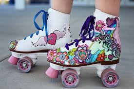 Benutzerdefinierte Gemalt Skates Fur Von Dreaminbohemian Auf Etsy Roller Skate Shoes Roller Girl Roller Skates