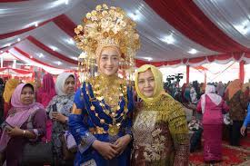 Busana adat indonesia dari aceh banyak macamnya. Pkk Sumut Tampilkan Pakaian Adat Melayu Batubara Di Fashion Show Baju Adat Pkk Redaksi Medan