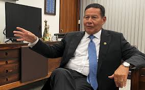 Hamilton Mourão comenta tratamento aos militares na CPMI