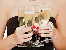 Come si tiene il calice di vino bianco. Vi Insegno Un Paio Di Trucchi Come Tenere Il Calice E Come Ordinare Il Vino Mademoiselle Champagne