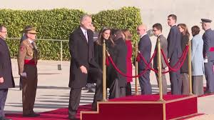 La Reina Letizia elige un estilismo abrigado y sofisticado para su viaje a  Italia