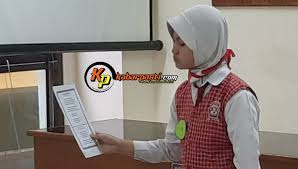 Once the tomato is blended, put the paste into a deep cooking pan adding 8 tbsp. Geguritan Corona