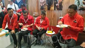 Politisi pdi perjuangan, menteri hukum dan ham ri, guru besar ilmu kriminologi sekolah tinggi ilmu kepolisian to connect with yasonna h. Yasonna Hadir Jumpa Pers Pdip Jokowi Pak Yasonna Petugas Partai Nasional Tempo Co