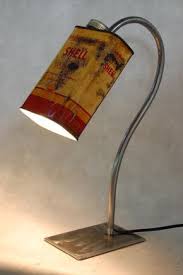 Lampe Detournee Vieux Bidon Shell Lampe A Poser Mettant En Valeur Un Vieux Bidon Shell De Idee Deco Vintage Decoration Automobile Meuble A Fabriquer Soi Meme