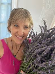 We're beyond grateful to have Ian Chadwick Glass Art join us for this  special episode of our Educational Series. 💙 Ian, one of the world's  finest glass-cutting artists, takes us through the