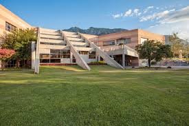 Die stadt hatte 2010 etwa 1,2 millionen einwohner . Universidad De Monterrey