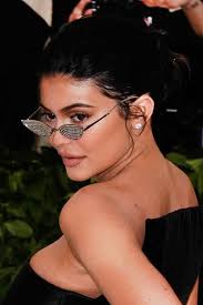 With all things '90s coming back in vogue, double bun and pigtail hairstyles are an ultra trendy choice. Kylie Jenner Straight Black Bun Hairstyle Steal Her Style