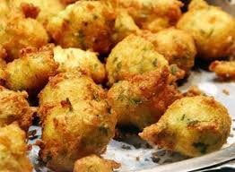 Les Beignets De Morue Sont Des Beignets Frits Constitues De Morue Dessalee Lait Oeuf Levure Farine Persil Sel Et Poivre En 2020 Morue Recette Facile Morue Recette