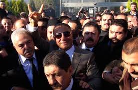 Sedat peker arabada vurulduğu video. Sedat Peker Isbasaran I Dovdugu Iddia Edilen Avukatini Devlet Refleksi Yle Savundu Kafasini Duvara Vurmus Diken