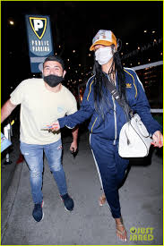 Самые новые твиты от rihanna (@rihanna): Rihanna Rocks A Tracksuit While Grabbing Dinner In Beverly Hills Photo 4541562 Rihanna Pictures Just Jared