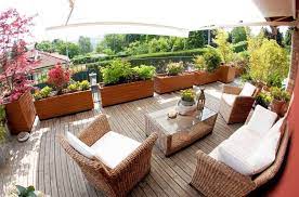 Abbellire Un Terrazzo Terrazzo Con Grandi Vasi E Piante Terrazzo Terrazza Arredamento Decorazioni Esterne