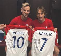Детская футболка игрока футбольного клуба реал мадрид лука модрич (luka modrić) 2017/2018. Modrich I Rakitich Obmenyalis Futbolkami Posle Finala I Poblagodarili Drug Druga Za Provedennoe Vremya Na Chempionate Mira Footba Futbolnye Memy Futbol Horvatiya