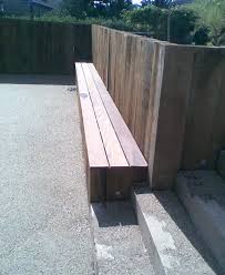 Boulodrome Avec Un Banc Habillant Un Mur De Soutenement Idee Deco Jardin Terrain Petanque Escalier De Jardin
