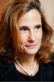 È gialla con un uomo in scafandro che maneggia. Academy Of Europe Capua Ilaria