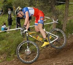 Photo du français jordan sarrou prise lors des championnats du monde mountain bike uci 2020 à plus de peur que de mal pour le champion du monde français de vtt. Premiere Victoire Pour Jordan Sarrou Team Scott France