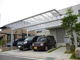 駐車場とアプローチか一体化 門柱にインターホンが途中にあるのもいいし雨に濡れないのがまたいい 玄関 リフォーム 玄関 外 踏み石
