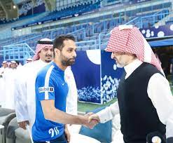 الأمير الوليد بن طلال بن عبد العزيز آل سعود ولد في الرياض في 7 مارس 1955 وهو الابن الثاني للأمير طلال بن عبد العزيز ، رجل أعمال سعودي يعد من أكبر المستثمرين في العالم. Ø§Ù„ÙˆÙ„ÙŠØ¯ Ø¨Ù† Ø·Ù„Ø§Ù„ ÙŠØ³Ø¹Ù‰ Ù„Ø­Ø³Ù… Ù‡Ø°Ù‡ Ø§Ù„ØµÙÙ‚Ø© Ù„Ù„Ù‡Ù„Ø§Ù„ Ø§Ù„Ø³Ø¹ÙˆØ¯ÙŠ ÙƒÙˆØ±Ø©