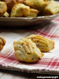 Variations Gourmandes Madeleines Salees Lardons Olives Et Thym Bouchees Aperitives Madeleine Salee Cuisine Gourmande Repas Dinatoire