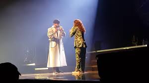 Sur place, le jeune comédien a pris la pose aux côtés d'une proche de loana. Slimane Camille Lellouche Si On Est Deux Live Paris Zenith Youtube