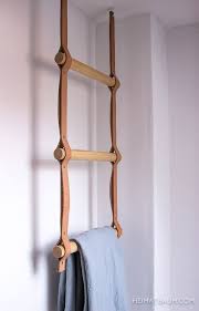 Un Porte Serviette Echelle Avec Des Barreaux De Bois Sur Des Sangles De Cuir Diy En Cuir Meuble A Fabriquer Soi Meme Suspendre Les Serviettes