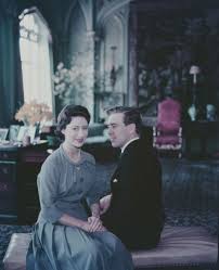 شقيقة الملكة التي انكسر قلبها الملكة كانت تعامل الأميرة مارغريت كابنتها الأميرة مارغريت شقيقة الملكة إليزابيث الثانية Ø§Ù„Ø§Ù…ÙŠØ±Ø© Ù…Ø§Ø±ØºØ±ÙŠØª Ø§Ø®Øª Ø§Ù„Ù…Ù„ÙƒØ© Ø§Ù„ÙŠØ²Ø§Ø¨ÙŠØ« In 2020 Children Photography Poses Princess Margaret Children Photography