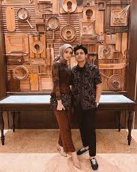 Karena membutuhkan persiapan agar penampilan. 8 Busana Kondangan Couple Terbaru Warnanya Kalem Dan Nggak Kembar Banget
