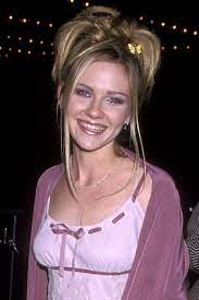 30 90s Pop Culture Moments To Remember Forget 90s Hairstyles Hair Styles Hair Trends