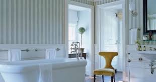 الحمام مش بس سيراميك أشكال مختلفة لورق الحائط بالكريز والأناناس