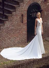 Check spelling or type a new query. Fit And Flare Kleid Mit Cut Outs Und Langer Schleppe Pretty You