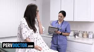 변태 의사 - 음란한 의사와 훨씬 더 집중적인 신체 검사를 받는 섹시한 십대
