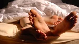 Es ist extrem schwierig, dem hund das. Zusammen Einschlafen Deshalb Sollten Sie Mit Dem Partner Ins Bett Gehen