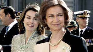 Τη βασίλισσα της ισπανίας σοφία, συνοδευόμενη από την αδερφή της ειρήνη, υποδέχθηκαν νωρίτερα στο μέγαρο μαξίμου, ο πρωθυπουργός κυριάκος μητσοτάκης και η σύζυγός του μαρέβα. H Pio Monh Gynaika Ths Ispanias H 8lipsh Kai H Mona3ia Ths Panta Gelasths Basilissas Sofias Celebrities Woman Toc