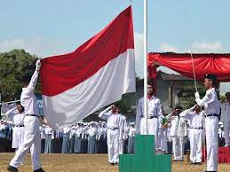 Pengibaran bendara sang saka merah putih oleh petugas upacara 9. 10 Kasta Petugas Upacara Berdasarkan Tugasnya Di Lapangan Terminal Mojok