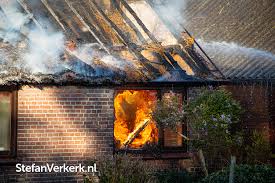 In ieder geval enkele inwoners van. Middelbrand Uitslaande Brand Rietgedekte Woning Bovenheigraaf T Loo Oldebroek Foto S Stefan Verkerk Fotografie Webdesign
